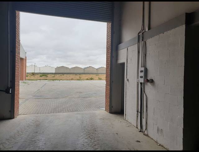 2,290M² WAREHOUSE FOR SALE IN KILLARNEY GARDENS